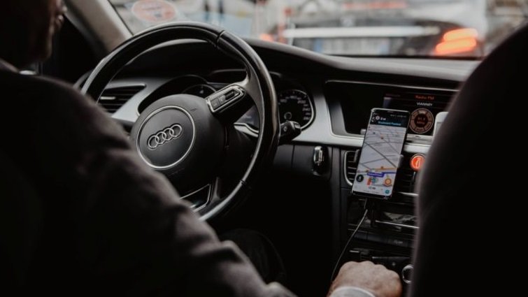 Uber anunció este 21 de noviembre una nueva función de seguridad que permitirá a los usuarios el poder grabar el audio de un viaje en caso de que no se sientan seguros.