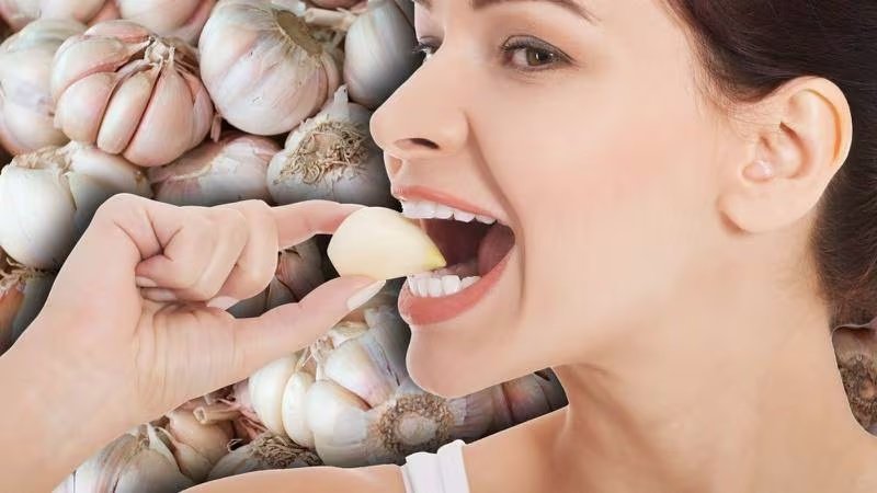 El ajo crudo es una de las recomendaciones más frecuentes para aprovechar sus nutrientes.