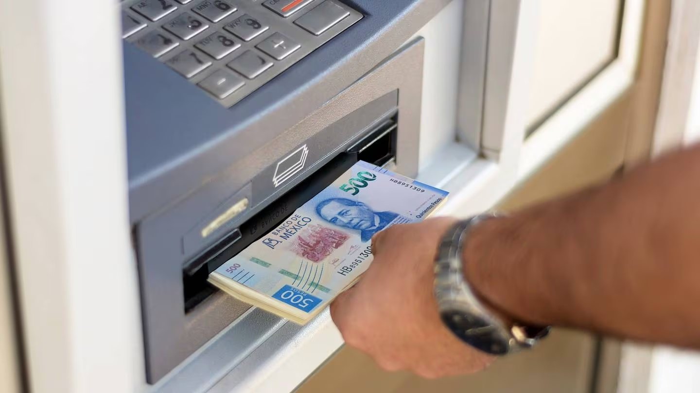 El retiro de dinero con cajeros automáticos NFC es una forma segura y eficiente de realizar esta operación.