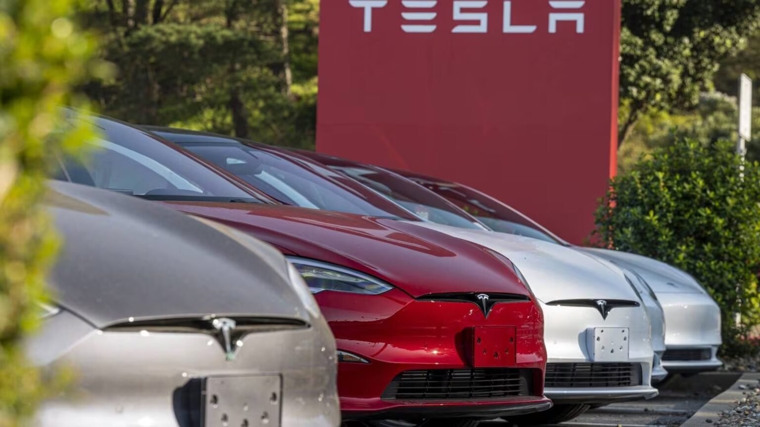 Tesla dijo en su informe de retiro del mercado que esperaba comenzar a implementar un software inalámbrico
