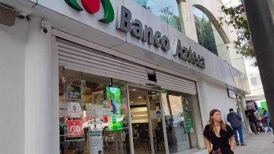 Banco Azteca asegura que se encuentra firme