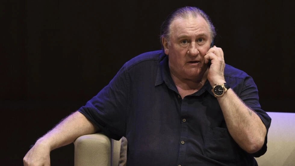 El actor francés Gerard Depardieu habla por teléfono durante una clase magistral en Buenos Aires, el 19 de diciembre de 2016. La Policía francesa citó a Depardieu por sospecha de agresión sexual, dijo una fuente policial el 29 de abril de 2024.