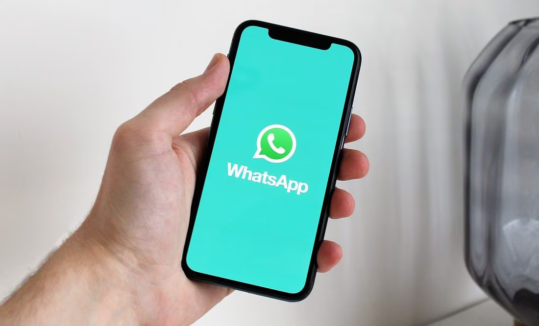 Es esencial utilizar WhatsApp de manera responsable y respetuosa, evitando compartir contenido que promueva la violencia, el acoso o la discriminación.