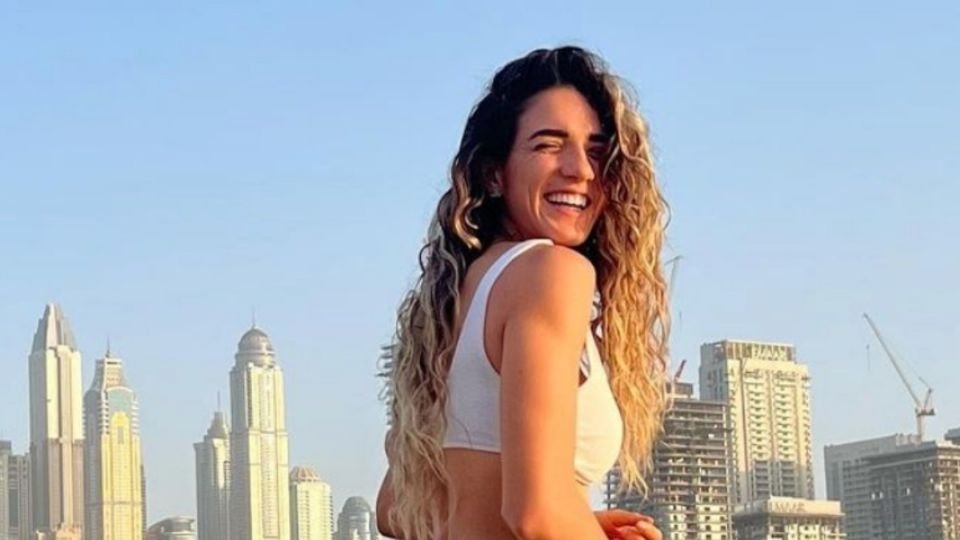 Una conocida influencer fitness alarmó a sus seguidores tras sufrir complicaciones graves luego de someterse a un procedimiento estético en Dubai.