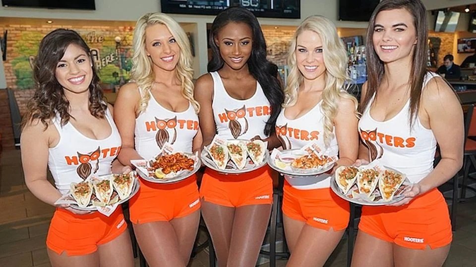 Hooters, la icónica cadena de restaurantes conocida por sus meseras en uniformes cortos y ajustados, ha cerrado al menos 40 locales en Estados Unidos.