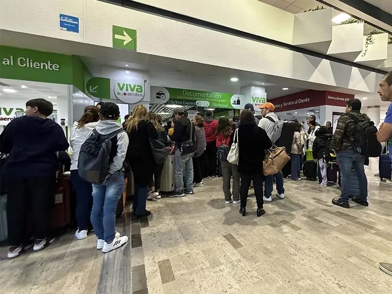 En México, las aerolíneas Volaris y VivaAerobús han sido las primeras en anunciar que sus servicios se han visto afectados por esta falla