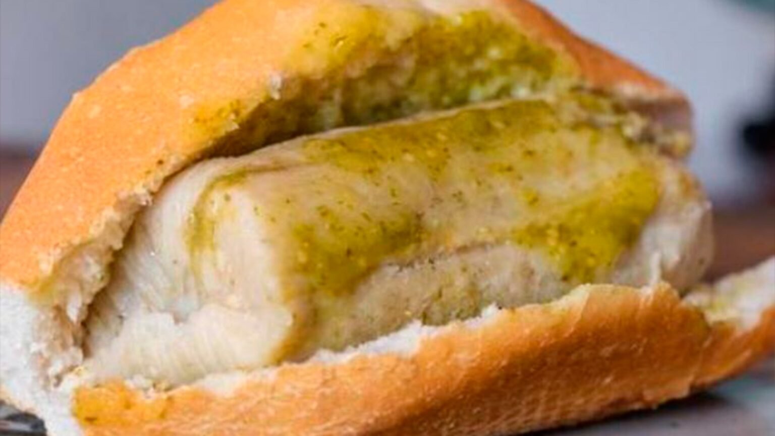 La "guajolota", esa icónica torta de tamal, es un platillo emblemático de la gastronomía chilanga que no solo satisface el paladar, sino que también es una bomba calórica.