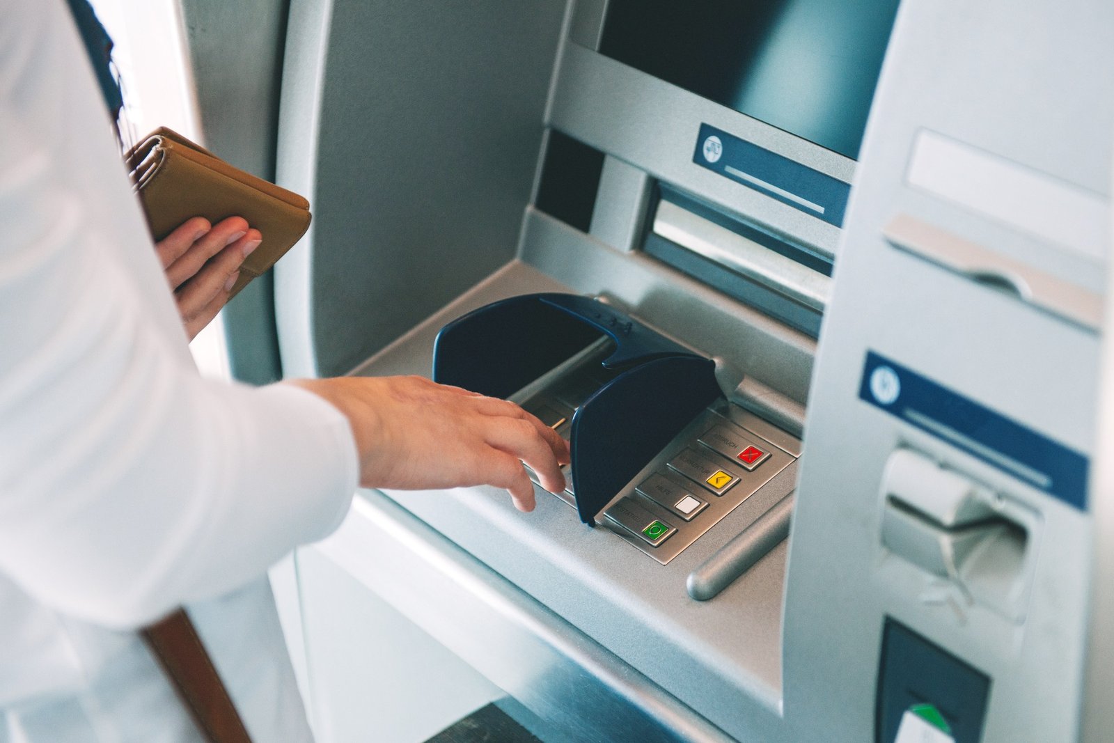 El bloqueo de cuentas bancarias por parte del SAT es una medida contundente para asegurar que los contribuyentes cumplan con sus obligaciones fiscales.