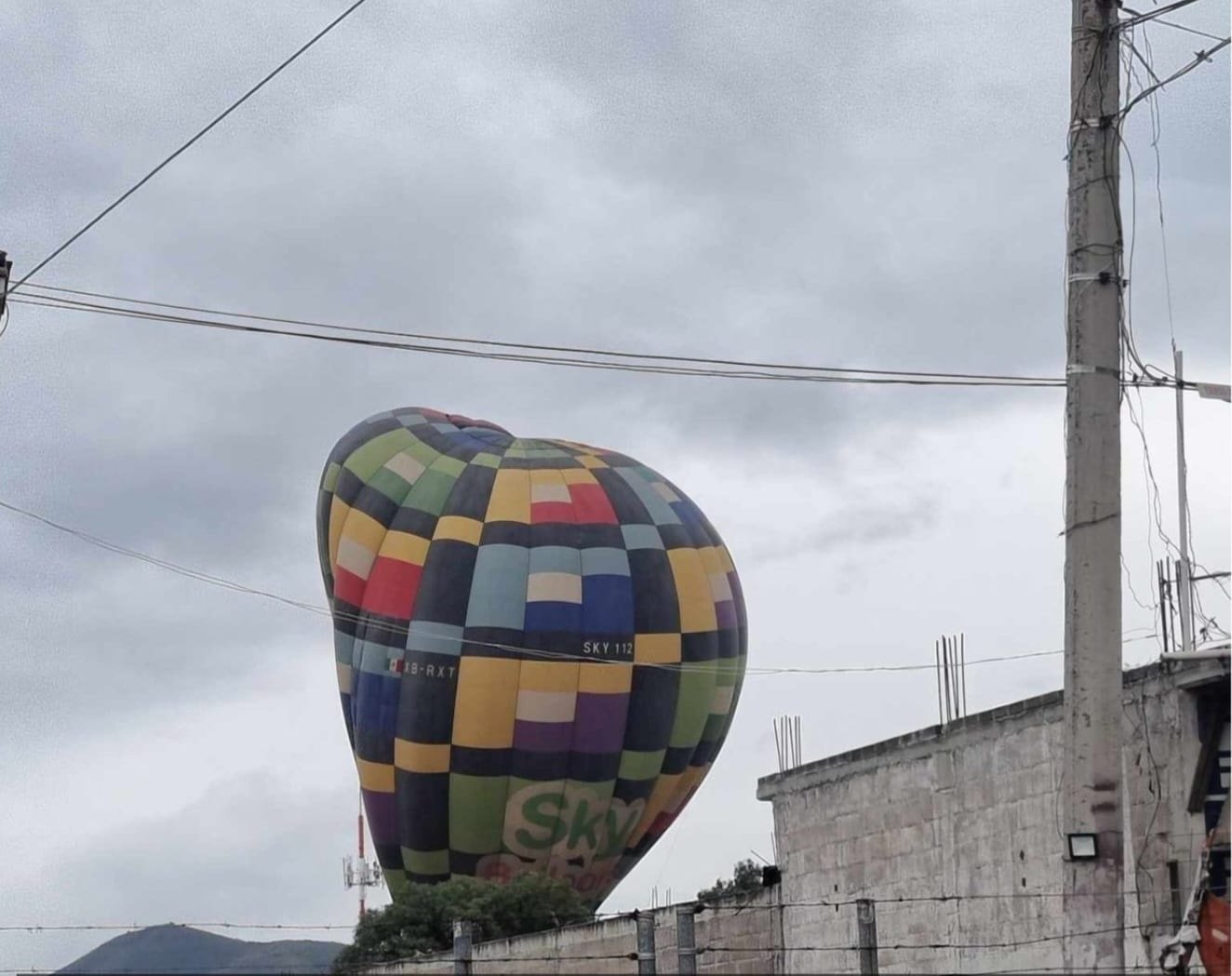 Este incidente se debió a las ráfagas de viento que azotaron el Valle de Teotihuacán, resultando en la lesión de tres personas.