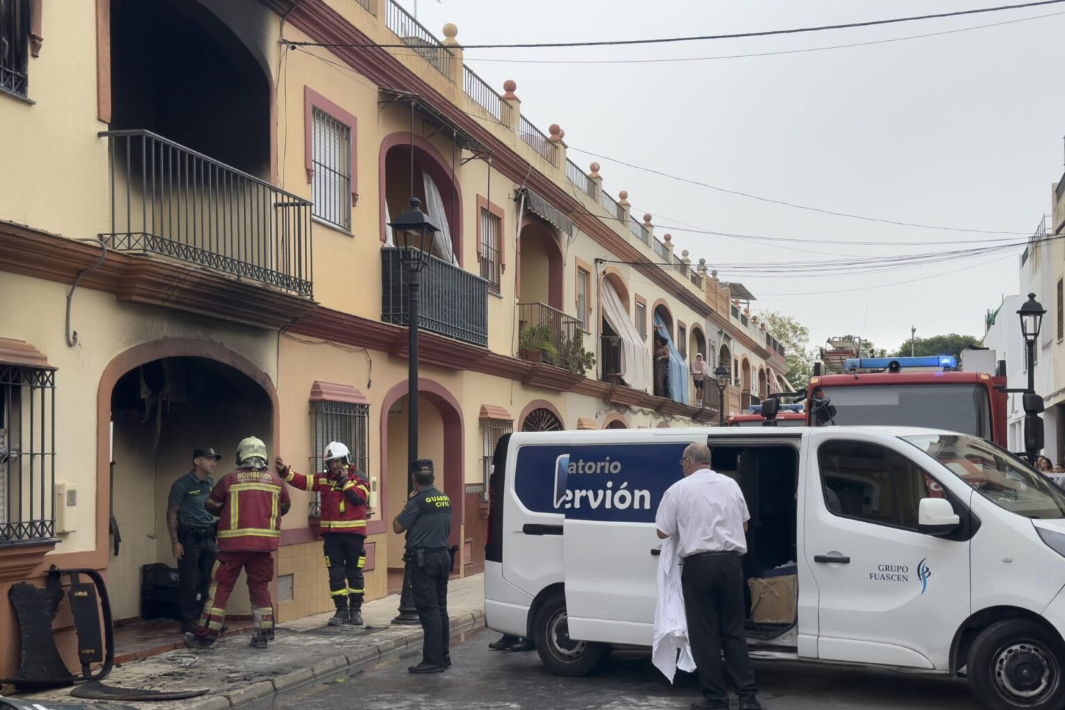 La investigación del suceso reveló que el incendio se originó en la planta baja de la vivienda, específicamente en un sofá del salón.