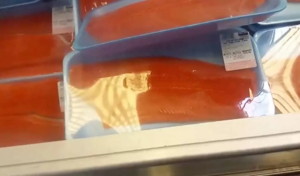 Recientemente, un video compartido en TikTok ha generado preocupación entre los usuarios, mostrando gusanos dentro de paquetes de salmón vendidos en Costco.