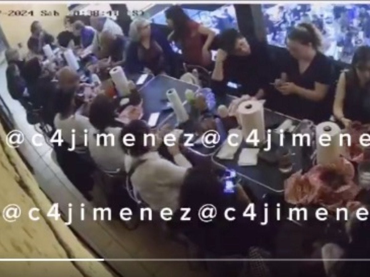 La familia, compuesta por hombres, mujeres, adultos mayores y adolescentes, llegó al restaurante y solicitó una mesa para 20 personas.