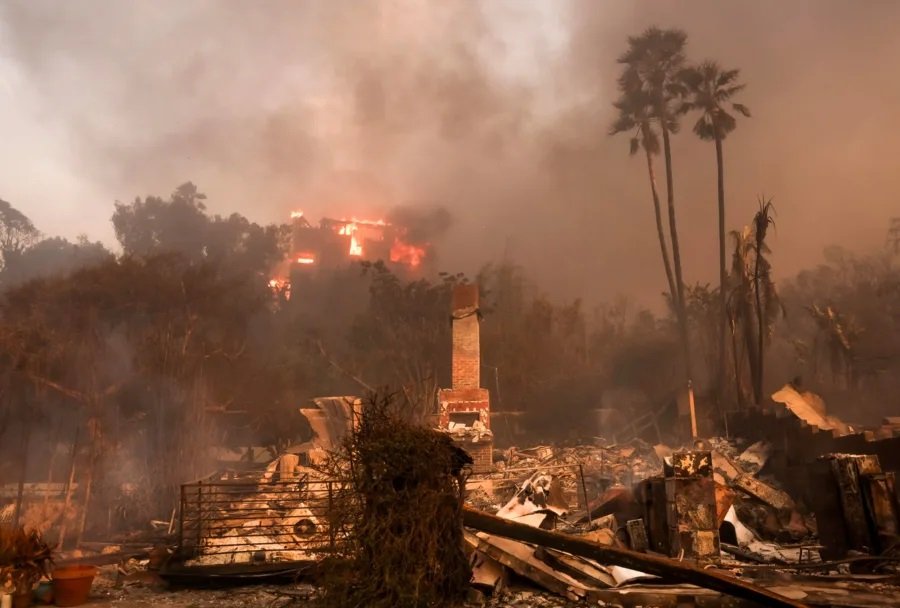 En 2024, las aseguradoras en California comenzaron a cancelar pólizas y rechazar nuevas solicitudes de seguros en áreas afectadas por incendios forestales.