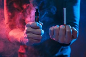 El consumo de cigarrillos y el vapeo están en el centro de un debate cada vez más relevante sobre la salud pulmonar.