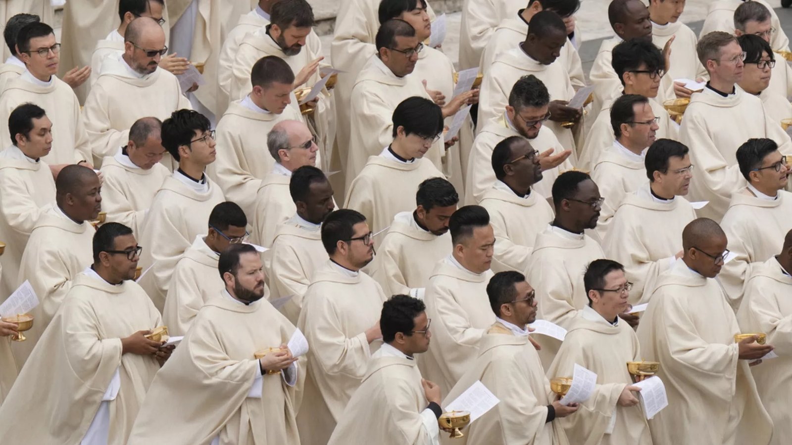 Los aspirantes al sacerdocio no podrán ser rechazados únicamente por su orientación sexual, según las nuevas directrices aprobadas.